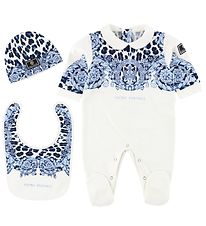 Young Versace Gavesæt - Heldrag/Hue/Hagesmæk - Hvid/Blå Leo Young Versace Gavesæt - Heldrag/Hue/Hagesmæk - Hvid/Blå Leo