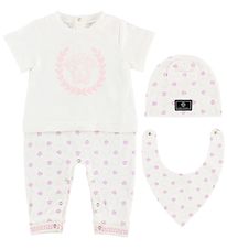 Young Versace Gavesæt - Heldragt/Hue/Hagesmæk - Hvid/Rosa Young Versace Gavesæt - Heldragt/Hue/Hagesmæk - Hvid/Rosa