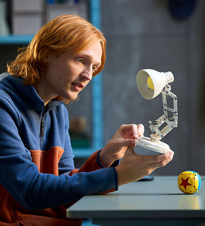 LEGO® Ideas - Disney Pixar Luxo Jr. 21357 - 613 dele
