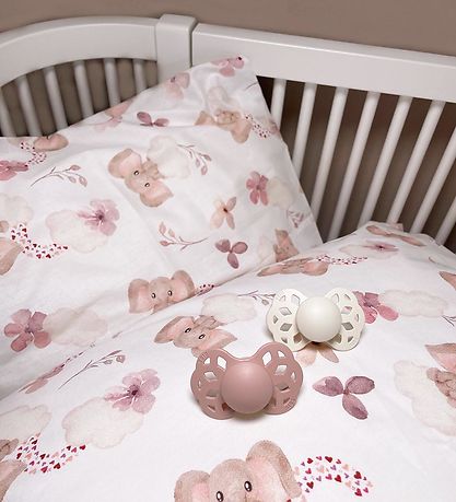 Nørgaard Madsens Sengetøj - Baby - Hvid m. Elefanter i Rosa Nuan