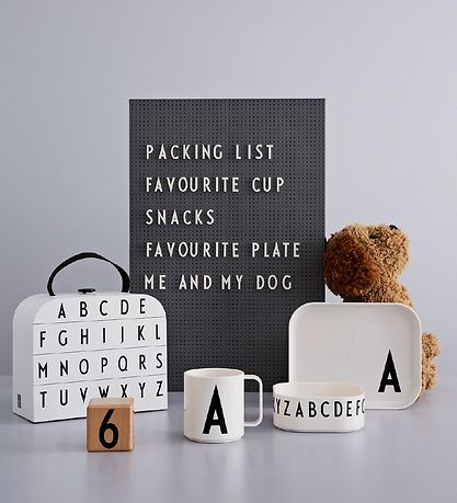 Design Letters Spisest - Classics In A Suitcase - Q