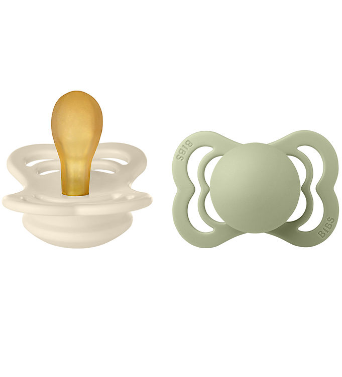 Oplev den perfekte kombination af stil og funktion med BIBS Supreme Latex Ivory/Sage 2-pak. Disse sutteflasker fra BIBS er designet med fokus på både æstetik og komfort, og de fås i de flotte farver ivory og sage. Lavet af blød, naturlig latex sikrer de en blid berøring mod babyens mund og gummer. Sutteflaskerne fås i flere størrelser, der passer til dit barns udvikling. Vælg BIBS for en bæredygtig og elegant løsning til din lille.

- Bløde og komfortable sutteflasker
- Naturlig latex for en sikker oplevelse
- Stilfulde farver: ivory og sage
- Forskellige størrelser tilpasset barnets behov
- Praktisk 2-pak løsning
- Bæredygtigt og designbevidst valg