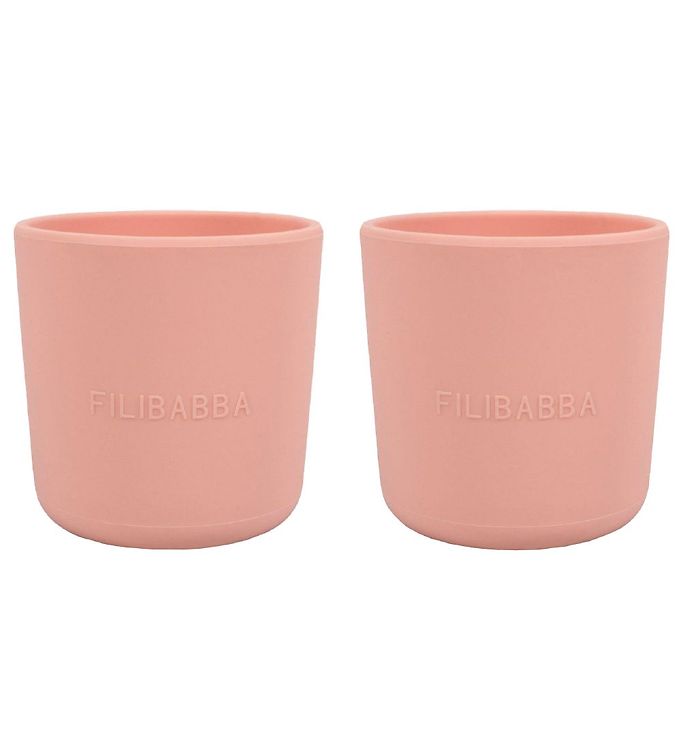 Forkæl dit barn med den stilfulde Filibabba Kop - 2-pak - Silikone - Peach. Disse farverige kopper i blødt silikone er perfekte til små hænder, der lærer at drikke selv. De er både brudsikre og lette at rengøre, hvilket gør dem ideelle til daglig brug. Den skønne peachfarve tilfører et trendy touch til måltiderne, mens de bløde kanter sikrer en behagelig oplevelse for dit barn. Vælg Filibabba for et funktionelt og moderne design, der holder.

- 2-pak med kopper i blødt silikone
- Brudsikre og sikre for børn
- Let at rengøre og vedligeholde
- Trendy peachfarve, der passer til ethvert måltid
- Perfekte til små hænder
- Designet til at hjælpe dit barn med at lære at drikke selv