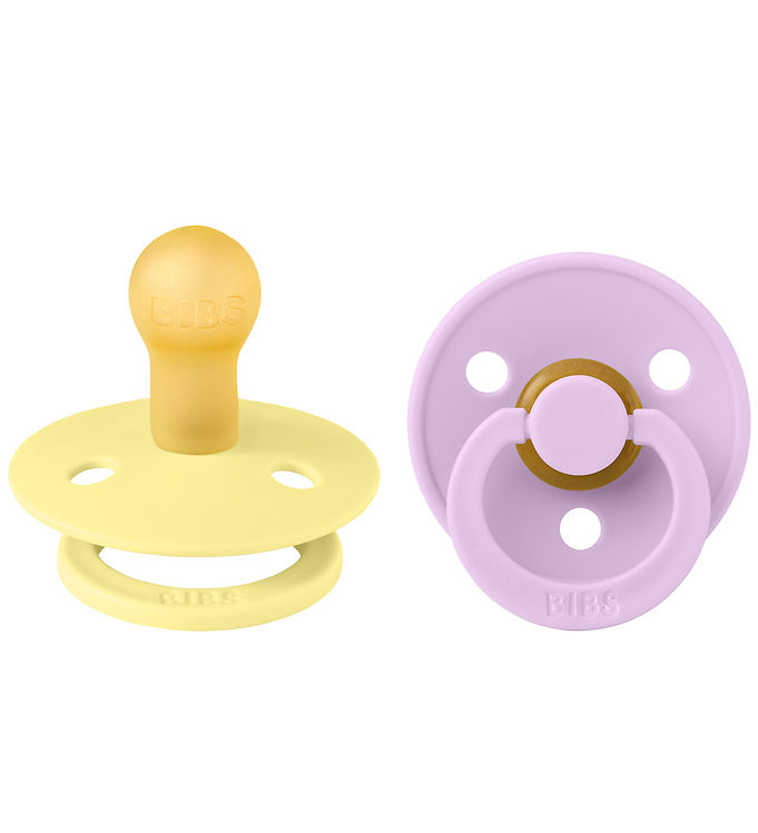 Bibs Colour Sutter er en uundværlig del af enhver babygarderobe. Denne 2-pak i størrelse 1 har en rund form og leveres i de smukke farver Sunshine og Violet Sky fra Bibs. Sutterne er designet med fokus på kvalitet, funktionalitet og stil. De har en anatomisk korrekt form, der passer perfekt til babyens mund og giver komfort hele dagen. Bibs sutter er fremstillet af BPA-frit materiale, er lette at rengøre og har et klassisk look, der passer til ethvert outfit. Med disse sutter kan din baby altid være stilfuld og tilfreds.

Hovedegenskaber og fordele:
1. 2-pak størrelse 1 sutter i smukke farver Sunshine og Violet Sky.
2. Rund form og anatomisk korrekt design for ultimativ komfort.
3. Fremstillet af BPA-frit materiale med fokus på kvalitet og sikkerhed.
4. Let at rengøre og vedligeholde for praktisk brug.
5. Tidløst og stilfuldt design, der matcher ethvert outfit.
6. Bibs Colour Sutter er en pålidelig og populær favorit blandt forældre og babyer.