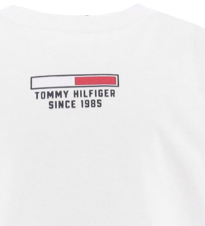 tryk Udvalg Geometri Tommy Hilfiger T-shirt - Flag Logo - Hvid » Fragtfri i DK