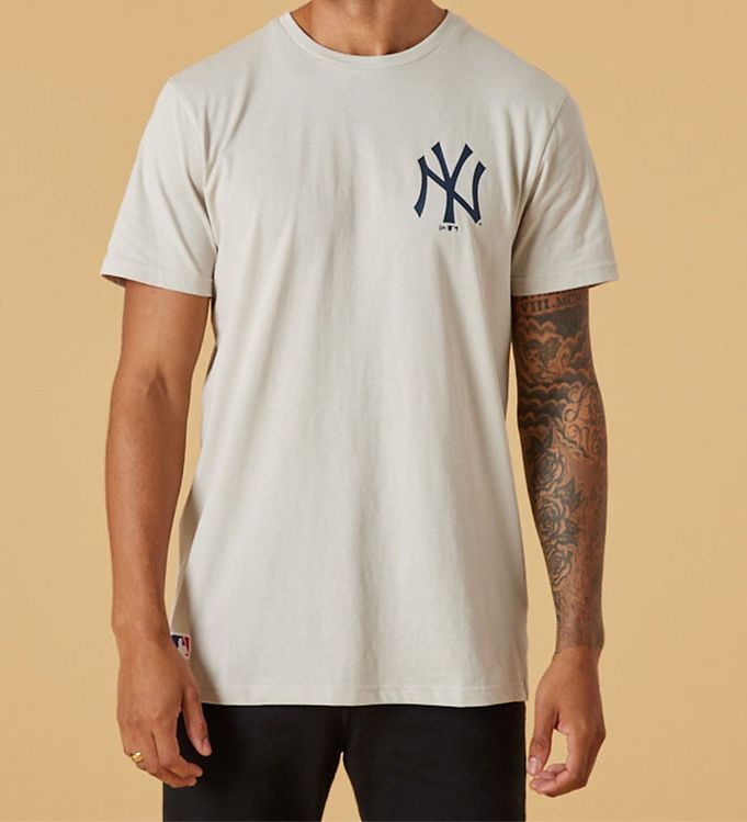 Image of New Era T-shirt - New York Yankies - Light Beige - S - Small - New Era T-Shirt (262660-3407736)