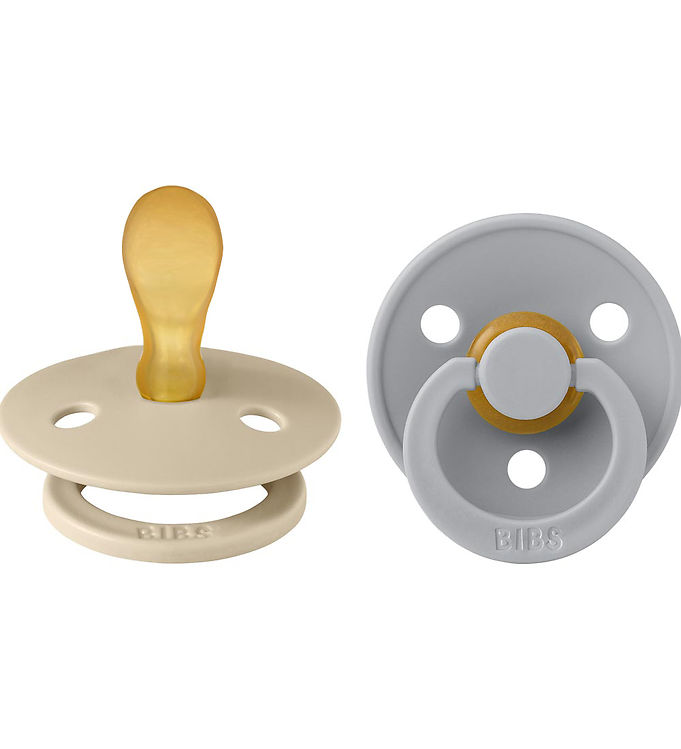 Oplev den perfekte kombination af stil og funktionalitet med Bibs Colour Sutter - 2-pak - str. 1 - symmetrisk - Vanilla/Cloud. Disse sutter er designet til at berolige dit barn med deres ergonomiske form, der minder om moderens bryst. Fremstillet af blød silikone sikrer de en behagelig oplevelse for dit barn. Det tidløse design i farverne Vanilla og Cloud gør dem til et fashionable valg i enhver barselstaske. Suttene er ideelle til nyfødte og præsenterer sig iøjefaldende i enhver situation.

- Ergonomisk, symmetrisk form for optimal komfort.
- Lavet af blød silikone, skånsom mod munden.
- Tidløst design i farverne Vanilla og Cloud.
- Velegnet til nyfødte og spædbørn.
- Praktisk 2-pak til når behovet opstår.
- Let at rengøre og vedligeholde for travle forældre.