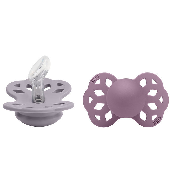 Oplev Bibs Infinity Sutter - 2-pak - Str. 1 - Anatomisk - Fossil Grey, designet til at give din baby den bedste komfort. Med sin unikke anatomiske form tilpasser sutten sig perfekt til babyens mund og fremmer en sund udvikling af tand- og kæbestruktur. Det tidløse grå design giver et stilfuldt look, mens det bløde, naturlige materiale sikrer en behagelig oplevelse. Denne holdbare suttepakke er let at rengøre og et must-have i dit babysudstyr.

- Anatomisk form for optimal komfort.
- Tidløst design i Fossil Grey.
- Blødt og sikkert materiale.
- Støtter sund tand- og kæbeudvikling.
- Let at rengøre og vedligeholde.
- Perfekt gaveidé til nybagte forældre.
