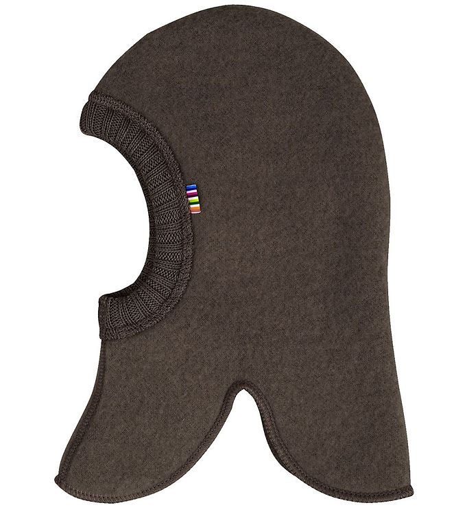 Oplev den perfekte beskyttelse mod kulden med Joha Elefanthue i uld. Denne 2-lags brune hue er designet til at holde dit barn varmt og komfortabelt, samtidig med at den giver optimal bevægelsesfrihed. Den bløde uld føles dejligt mod huden og er naturligt temperaturregulerende, hvilket gør den ideel til både udendørs leg og afslapning. Med sin praktiske pasform og søde design er denne elefanthue et must-have til de kolde måneder.

- 2-lags konstruktion for ekstra varme
- Blødt og behageligt uldmateriale
- Naturlig temperaturregulering
- Praktisk og sikker pasform
- Ideel til leg og udendørs aktiviteter
- Stilfuld brun farve, der passer til enhver garderobe