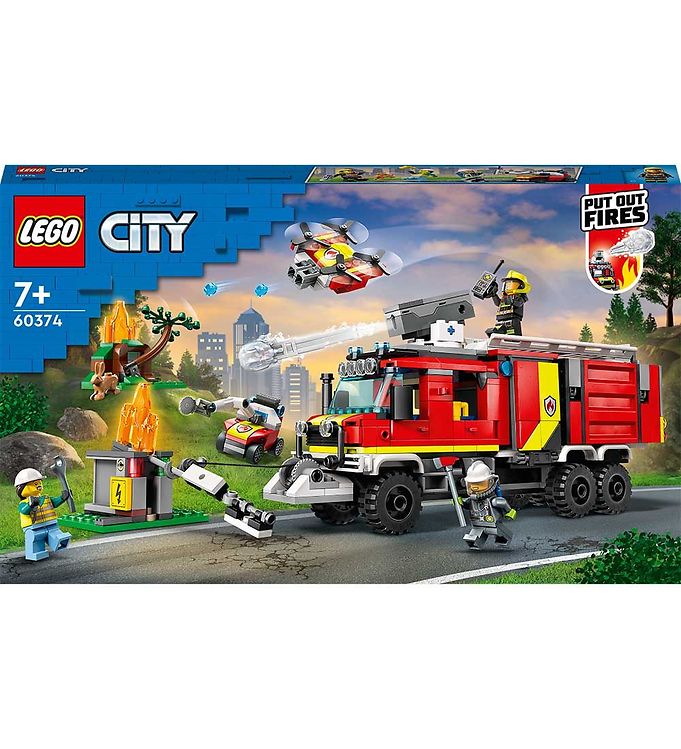 Få børnene til at brænde igennem i legen som helte med LEGO City Fire Brandvæsnets kommandovogn (60374)! Denne imponerende brandbil har et aftageligt kontrolcenter, en brandslukningsdrone og en kørende drone. Med mulighed for at affyre forskellige elementer fra køretøjet, kan børnene slukke brande og udføre redningsmissioner. LEGO-kommandovognen tilføjer spænding til legen og fordyber børnene i en verden af brandbekæmpelse. 

Hovedtræk: 1. LEGO City Fire Brandvæsnets kommandovogn (60374) 2. Aftageligt kontrolcenter og droner for ekstra legemuligheder 3. Udførelse af redningsmissioner og slukning af brande 4. Spændende og realistisk design 5. Fremmer kreativ leg og fantasi 6. Ideel til børn, der drømmer om at være brandmænd.