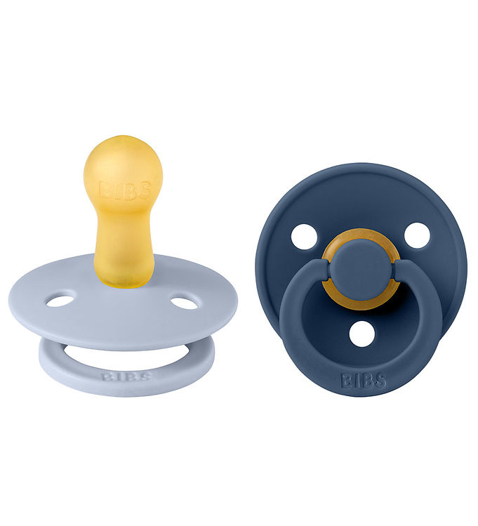 Forkæl din baby med BIBS Rund Colour Sut - 2-Pak - Str. 2 - Naturgummi - Dusty Blue/Steel Blue. Disse sutteflasker kombinerer skandinavisk design med funktionalitet, hvor den runde form minder om moderens bryst, hvilket gør overgangen let for dit lille barn. Fremstillet af kvalitetsnaturgummi er de både bløde og fleksible, hvilket sikrer en behagelig brug. Det tidløse farveskema tilføjer også et stilfuldt touch til babyudstyret.

- Rund form, der fremmer korrekte suttevaner.
- Fremstillet af naturligt gummi.
- Bløde og behagelige for babyens mund.
- Skandinavisk design i trendy farver.
- Optimal størrelse til børn over 6 måneder.
- Praktisk 2-pak til daglig brug.