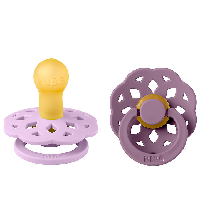 Forkæl dit barn med Bibs Boheme Sutter - 2-pak - Str. 1 - Rund - Violet Sky/Mauve. Disse sutteflasker kombinerer funktionalitet med skandinavisk design og er perfekte til nyfødte og spædbørn. De er lavet af naturlige materialer, hvilket sikrer komfort og ro. Den runde form giver en blid fornemmelse mod barnets gane, mens de smukke farver tilføjer et stilfuldt touch til ethvert babyudstyr. Invester i både æstetik og kvalitet med Bibs Boheme Sutter.

- To sutteflasker i én pakke
- Designet til nyfødte (Str. 1)
- Rund form for optimal komfort
- Fremstillet af naturlige materialer
- Stilfulde farver: Violet Sky og Mauve
- Let at rengøre og vedligeholde
