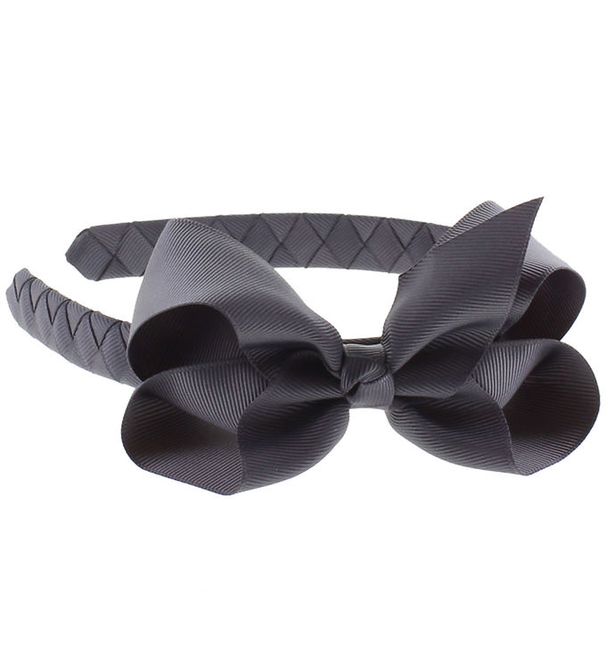 Giv dit look et stilfuldt løft med Bows By Stær Hårbøjle - Klassisk Stor Sløjfe - Antrasit. Denne elegante hårbøjle kombinerer klassisk design med moderne farver, hvilket gør den perfekt til enhver lejlighed. Den bløde og holdbare sløjfe tilføjer et feminint touch til dit outfit, mens den stilfulde antrasitfarve gør det nemt at matche med forskellige stilarter. Uanset om det er til fest, hverdagsbrug eller en særlig anledning, er denne hårbøjle et must-have accessory.

- Elegant og klassisk design
- Blød og behagelig kvalitet
- Stilfuld antrasitfarve
- Perfekt til både hverdag og fest
- Let at kombinere med forskellige outfits
- Robust og holdbar konstruktion