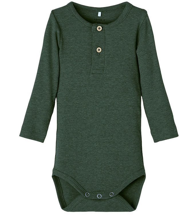 Oplev Name It Body Kab Rib Knapper Pine Grove Melange – et stilfuldt og funktionelt valg til dit barns hverdag. Denne bodystocking i blødt ribstof kombinerer komfort med praktiske detaljer som knaplukning, der gør påklædningen hurtig og nem. Den smukke melangefarve tilføjer et moderne touch til ethvert outfit. Bodystockingen er ideel til lag-på-lag styling, så dit barn altid er klædt smart og komfortabelt. Giv dit barn den bedste kombination af stil og funktionalitet.

**Hovedegenskaber:**
- Blødt ribstof for maksimal komfort.
- Praktisk knaplukning.
- Moderne melangefarve.
- Ideel til lag-på-lag styling.
- Holdbar kvalitet til daglig brug.
- Perfekt til både hverdag og fest.