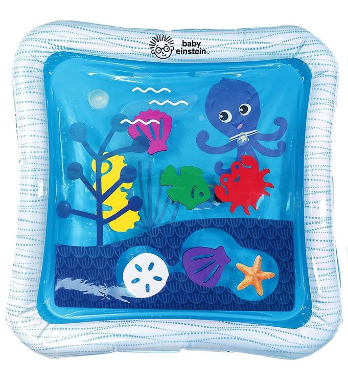 <p>Baby Einstein Opus Ocean of Discovery™ aktivitetstæppe er en vandlegemadras beregnet til at stimulere spædbarnets sanser og muskeludvikling. Tæppet er designet med en midterdel, der fyldes med vand, og en ydre kant, der opfyldes med luft.  Seks flydende havdyr er placeret i midten og bevæger sig under vandets overflade, når barnet interagerer med tæppet.  Tæppet fremmer årsag og virkning gennem barnets udforskning og observationer. Den er egnet til brug under siddende eller liggende positioner. Tømning og opbevaring er enkel – tøm vandet og luften, tør tæppet af og fold det sammen til opbevaring.  Dimensionerne er ca. 60x60 cm.</p>

<ul>
  <li>Designet til at stimulere spædbarnets sanser og muskeludvikling.</li>
  <li>Består af en vandfyldt midterdel og en luftfyldt ydre kant.</li>
  <li>Indeholder seks flydende havdyr, der bevæger sig under vandets overflade.</li>
  <li>Egnet til brug under siddende eller liggende positioner.</li>
  <li>Let at tømme for vand og luft og foldes sammen til opbevaring.</li>
</ul>