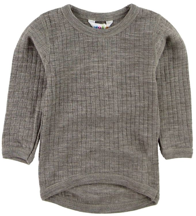 Oplev den uovertrufne komfort og stil med Joha Bluse - Uld - Brunmeleret. Denne bluse er designet til både børn og voksne og er fremstillet af blød, varm uld, der giver en perfekt balance mellem varme og åndbarhed. Den smukke brunmelerede farve tilføjer et tidløst look, mens den tætsiddende pasform sikrer bevægelsesfrihed. Blusen er ideel til både hverdag og finere anledninger og fungerer godt under jakker eller som et selvstændigt stykke.

- Blød og varm uld
- Tætsiddende pasform
- Brunmeleret design
- Åndbar og komfortabel
- Perfekt til lag-på-lag
- Ideel til både hverdag og fest