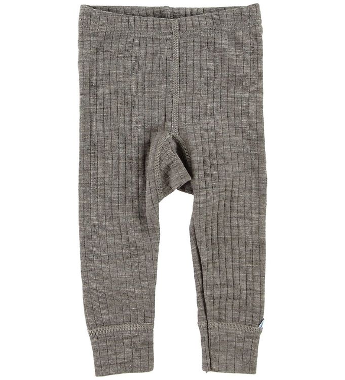 Oplev komfort og stil med Joha Leggings i brunmeleret uld – ideelle til både leg og hygge. Disse leggings er fremstillet af blød merinould, der sikrer varme og åndbarhed, hvilket gør dem perfekte til både indendørs og udendørs aktiviteter. Den brune melerede farve giver et tidløst og alsidigt look, der nemt kan styles på mange måder. Den elastiske talje sikrer en behagelig pasform, mens kvalitetshåndværket fra Joha garanterer lang holdbarhed.

**Egenskaber:**
- Blød og varm merinould
- Åndbar og temperaturregulerende
- Tidløs brunmeleret farve
- Elastisk talje for optimal pasform
- Ideel til leg og afslapning
- Kvalitet fra anerkendte Joha