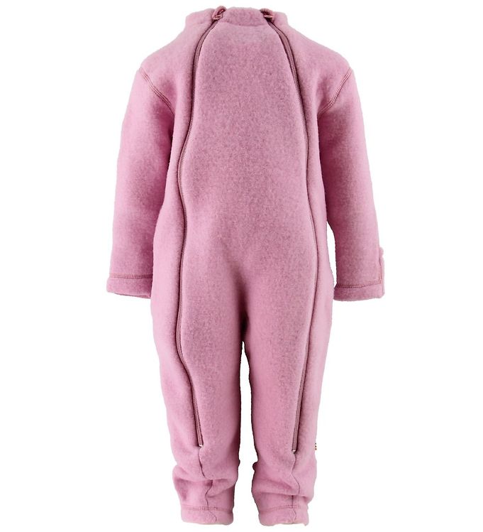 Opdag den dejlige Joha Køredragt - Uld - Lyserød, der er designet til at holde din baby varm og komfortabel på kolde dage. Denne køredragt er fremstillet af blød og åndbar merinould, som regulerer temperaturen og transporterer fugt væk fra huden. Den har praktiske knapper og en rummelig pasform, der gør det nemt at klæde dit barn på. Den søde lyserøde farve tilføjer et elegant touch til ethvert outfit.

- Blød merinould for optimal komfort
- Temperaturregulerende egenskaber
- Fugtafledende og åndbar
- Praktiske knapper for nem påklædning
- Rummelig pasform til fri bevægelse
- Sødt design i lyserød farve