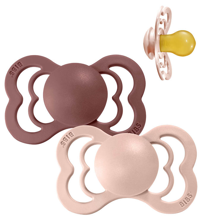 Forkæl dit barn med Bibs Supreme Sutter - Str. 2 - 2-pak - Symmetrisk - Woodchuck/Bl fra BIBS. Disse sutteflasker er designet til at give optimal komfort og støtte i den lille hånd. Den symmetriske form efterligner brystvorten og hjælper dit barn med at finde en naturlig sugeoplevelse. Det bløde silikone-materiale sikrer skånsom kontakt med din babys sarte hud, mens det stilfulde design tilfører et moderne touch til hverdagens essentials.

**Hovedegenskaber:**
- Symmetrisk design for en naturlig sugeoplevelse
- Blødt silikone for maksimal komfort
- Stilrent udtryk i Woodchuck/Bl farver
- Let at rengøre og vedligeholde
- Designet til at mindske tandproblemer
- Velegnet til babyer fra 6 måneder og op.