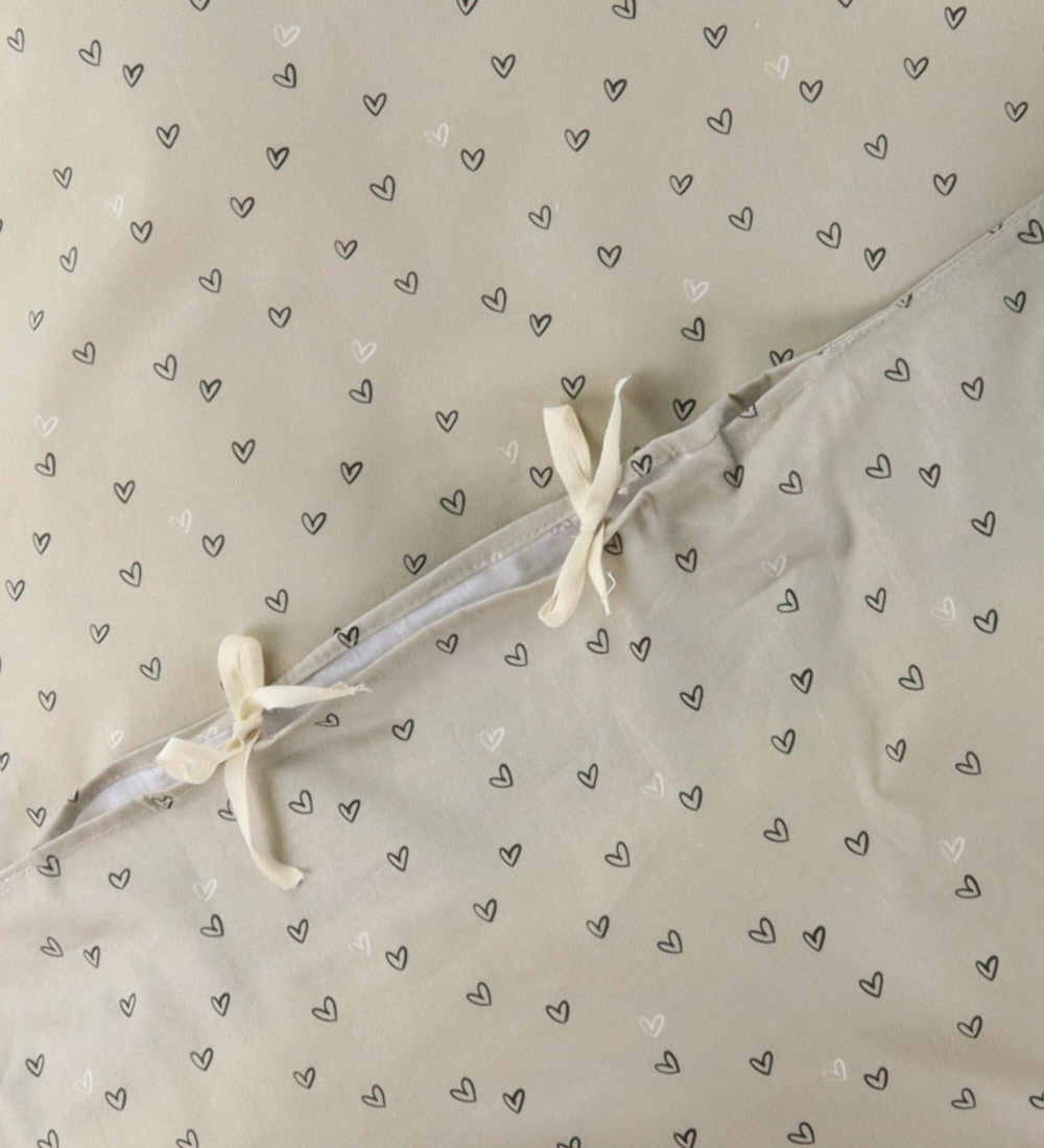 Nørgaard Madsens Sengetøj - Baby . Beige m. Hjerter