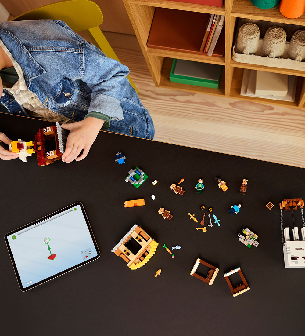 LEGO® Minecraft - Angreb På Landsbyen 21273 - 555 Dele