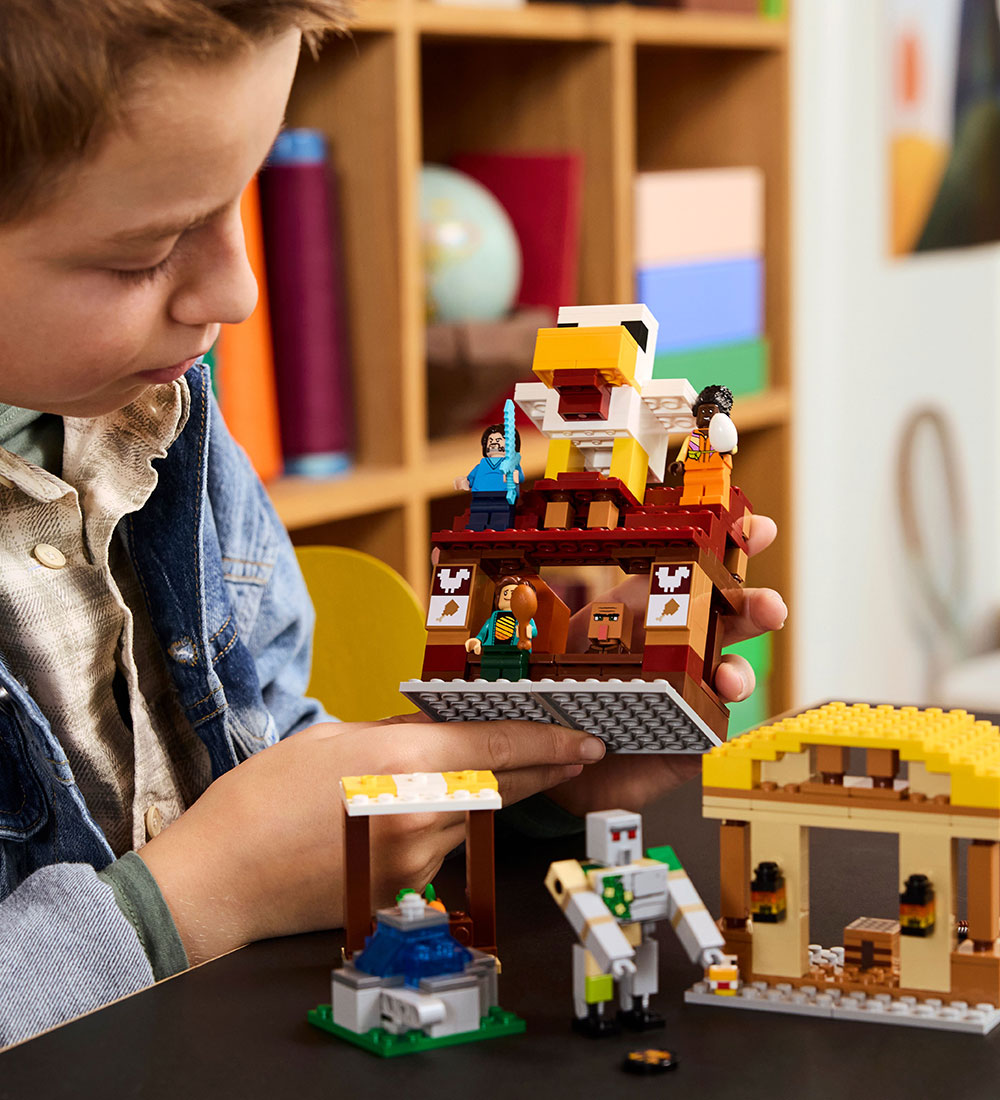 LEGO® Minecraft - Angreb På Landsbyen 21273 - 555 Dele