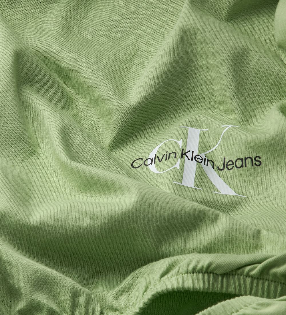 Calvin Klein T-shirt - Cropped - Monogram Off Placed - Flourishi