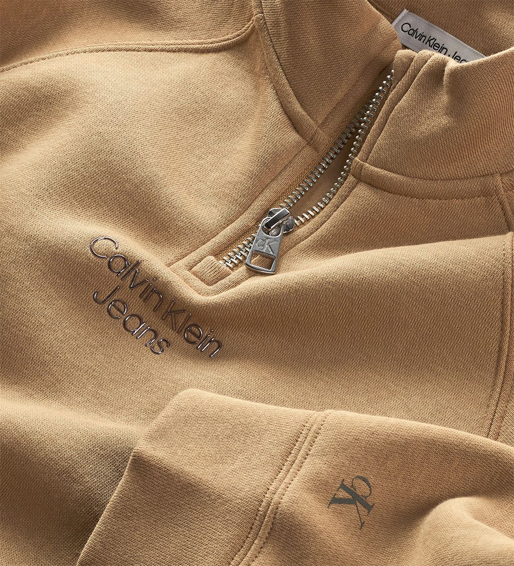 Calvin Klein Sweatshirt - Cropped - Timeless Camel