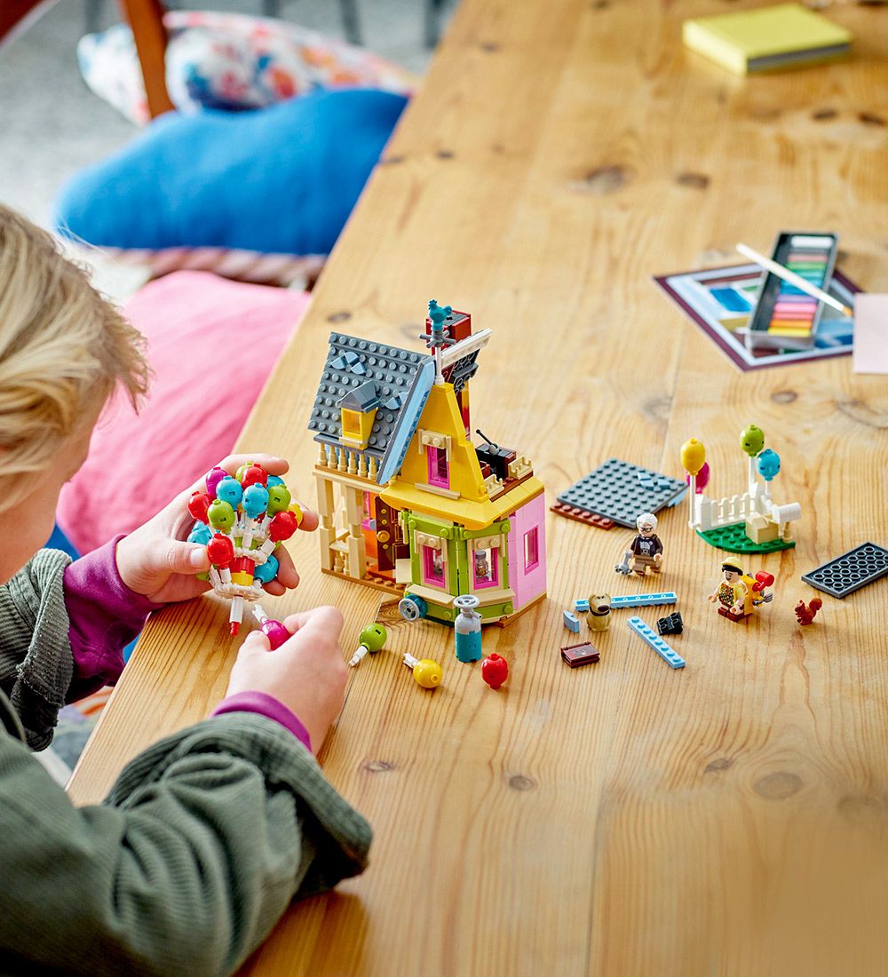 LEGO® Disney 100 - Huset Fra "Op" 43217 - 598 Dele