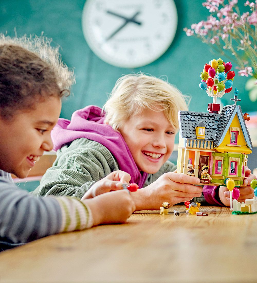 LEGO® Disney 100 - Huset Fra "Op" 43217 - 598 Dele