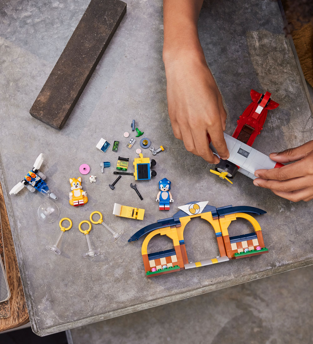 LEGO® Sonic The Hedgehog - Tails' Værksted og Tornado-fly 76991