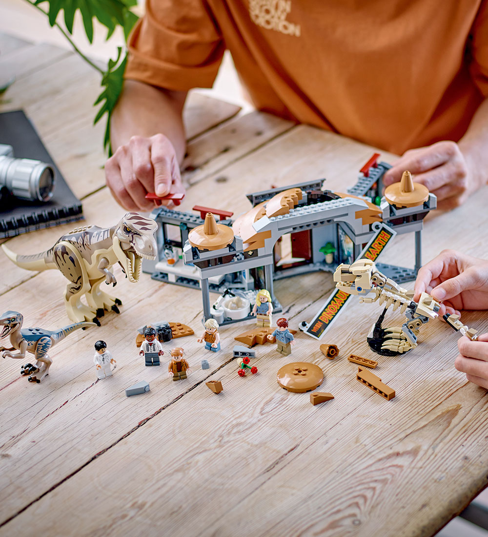 LEGO® Jurassic World - Besøgscenter: T. rex- og raptor... 76961