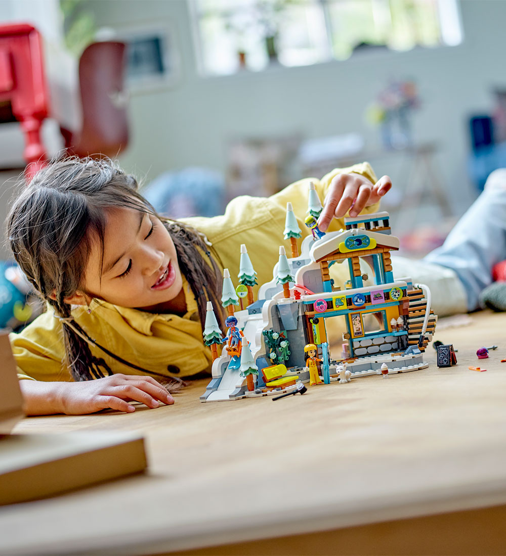 LEGO® Friends - Skibakke og Café 41756 - 980 Dele