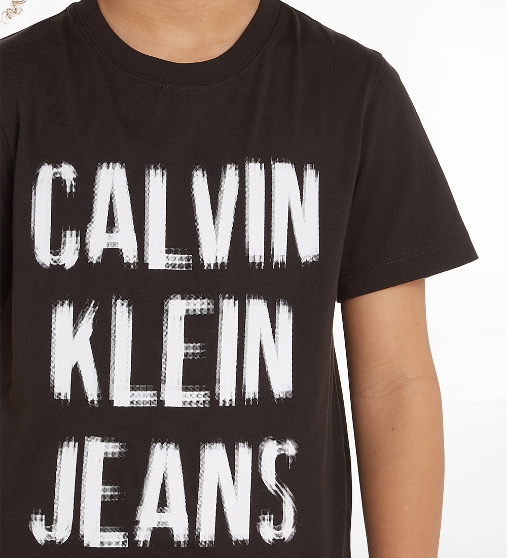 Calvin Klein T-shirt - Pixel Logo Relaxed - Sort m. Hvid