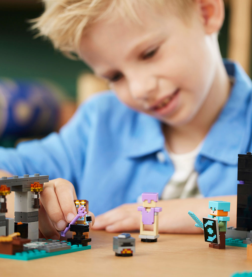 LEGO® Minecraft - Våbenkammeret 21252 - 203 Dele