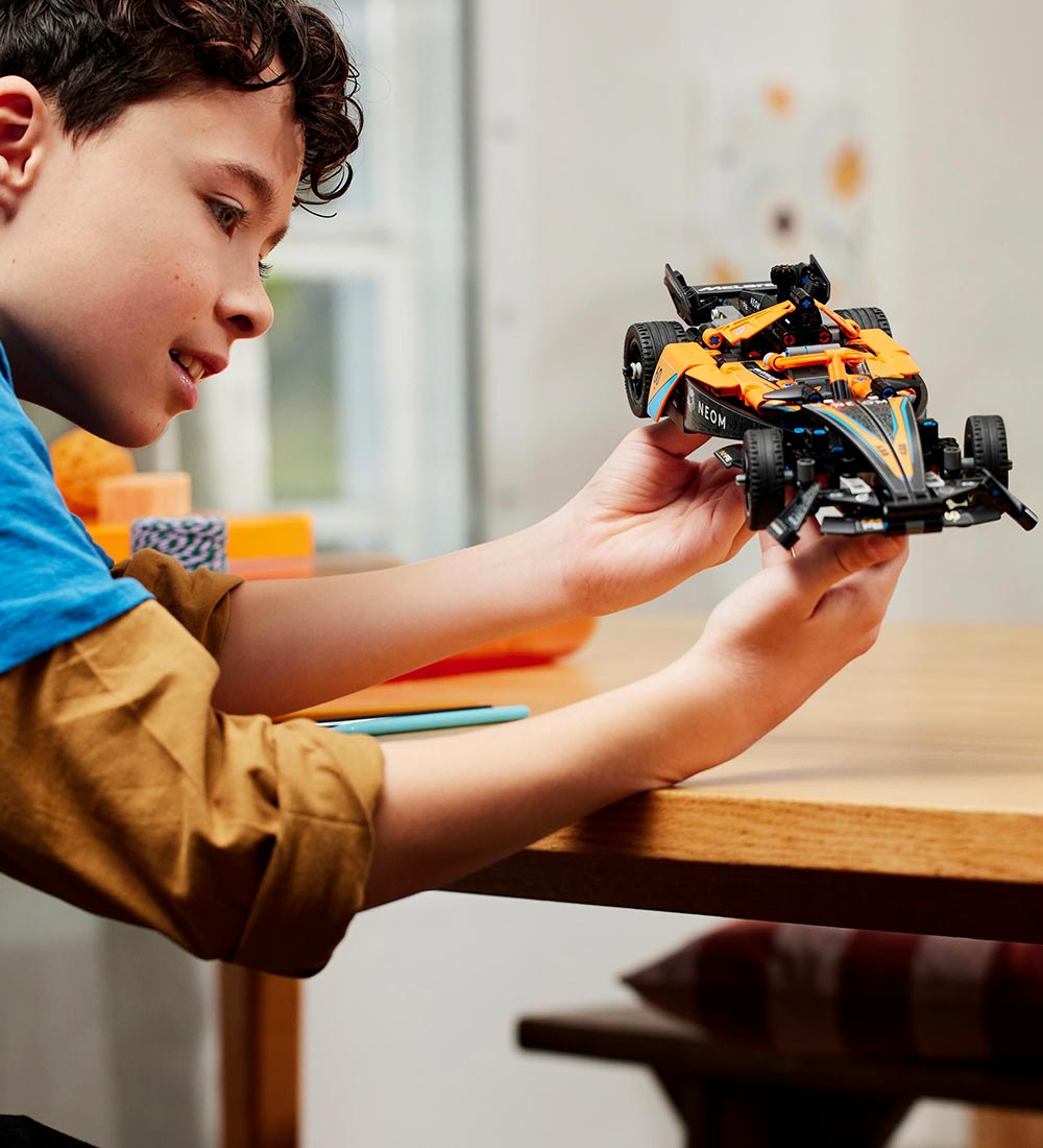 LEGO® Technic - NEOM McLaren Formula E-Racerbil 42169 - 452 Dele
