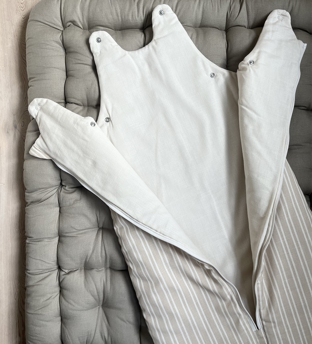 Pine Cone Sovepose - 6-12 mdr. - Beige Stripe