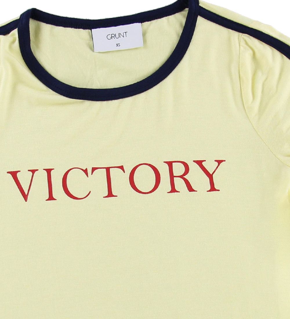 Grunt T-shirt - Sadee - Lys Gul m. Tekst