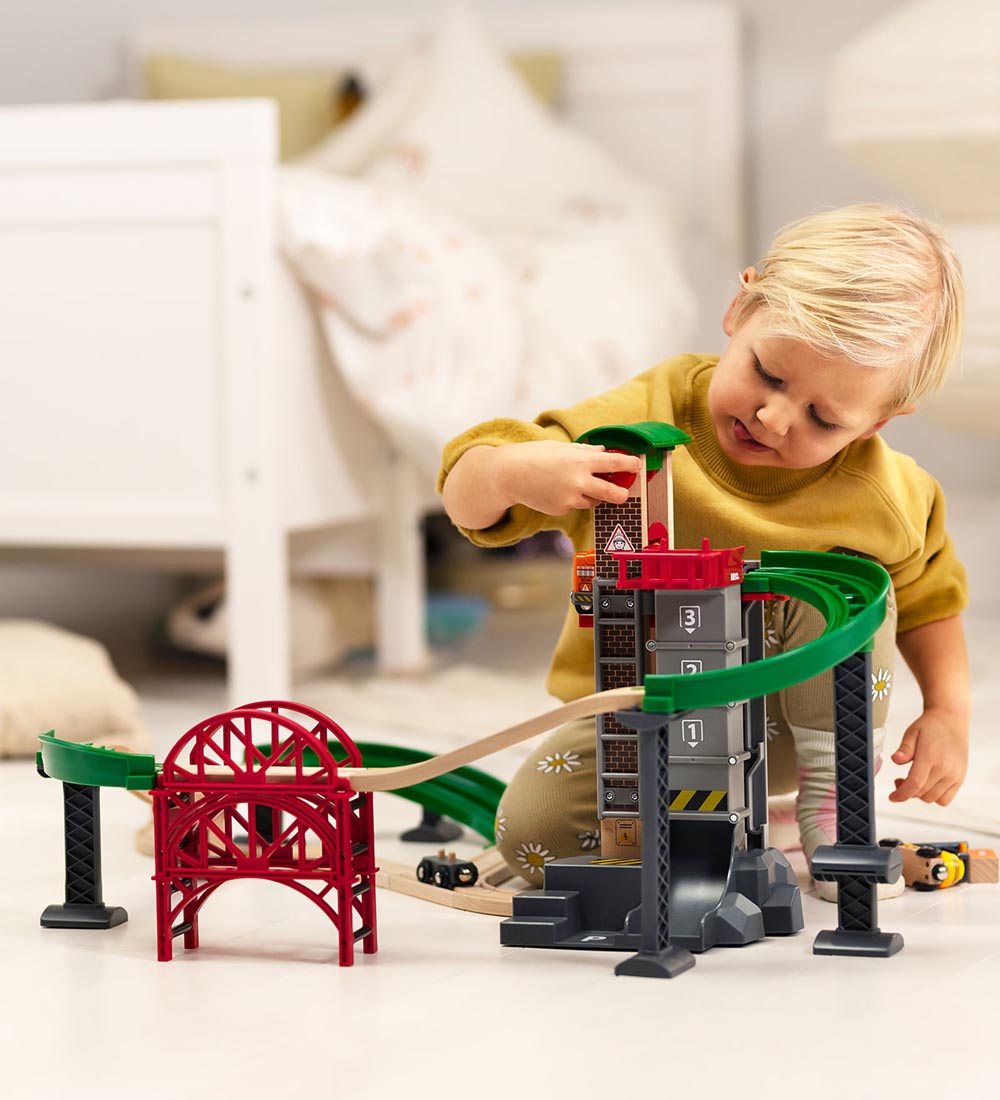 BRIO World Togbane m. Lagerbygning - 32 dele - Løft & Læs 33887
