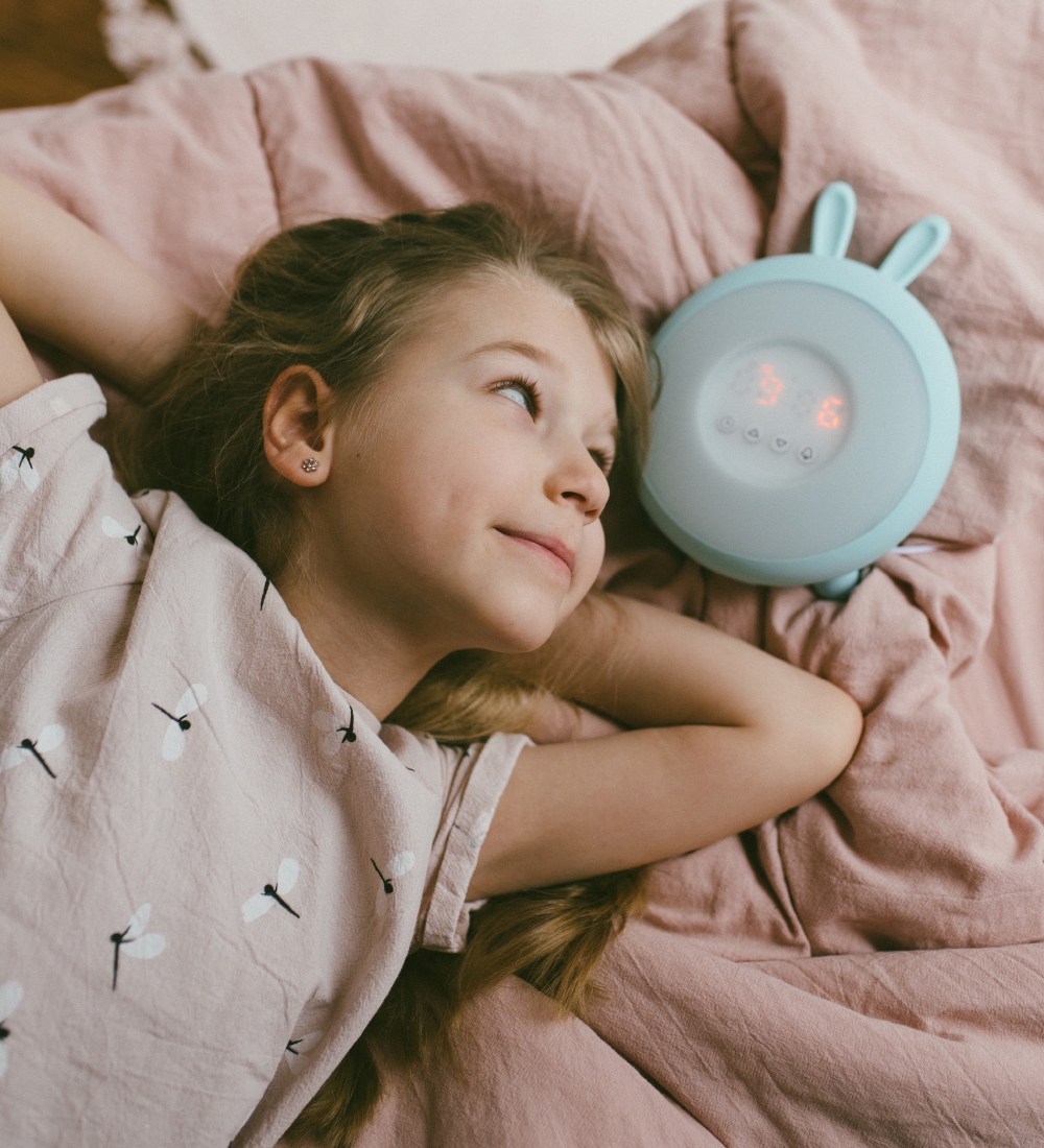 Rabbit & Friends Vækkeur m. Lys - Wake Up - Hvid