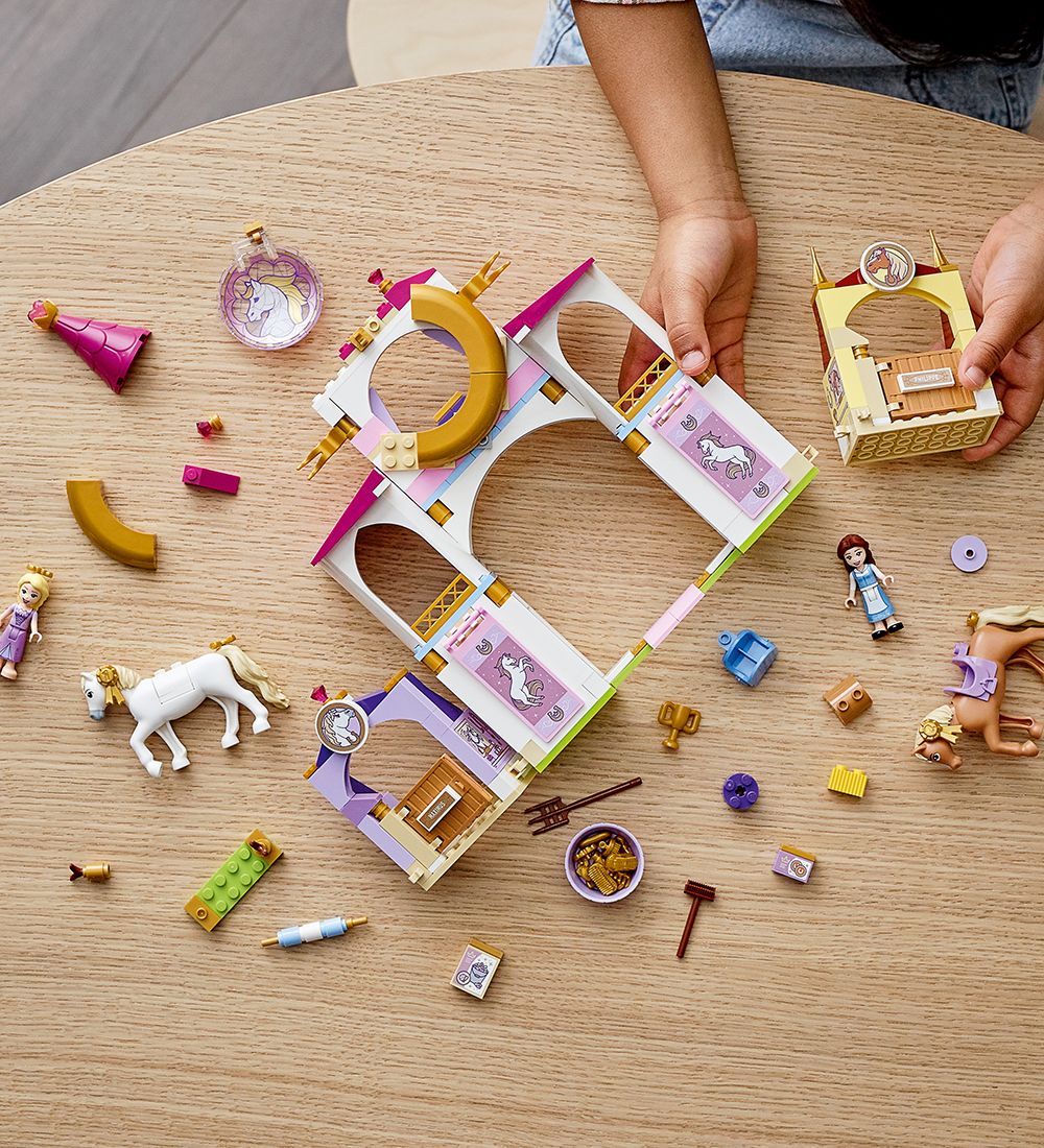 LEGO® Disney Princess - Belle og Rapunzels Kongelige Stalde 4319
