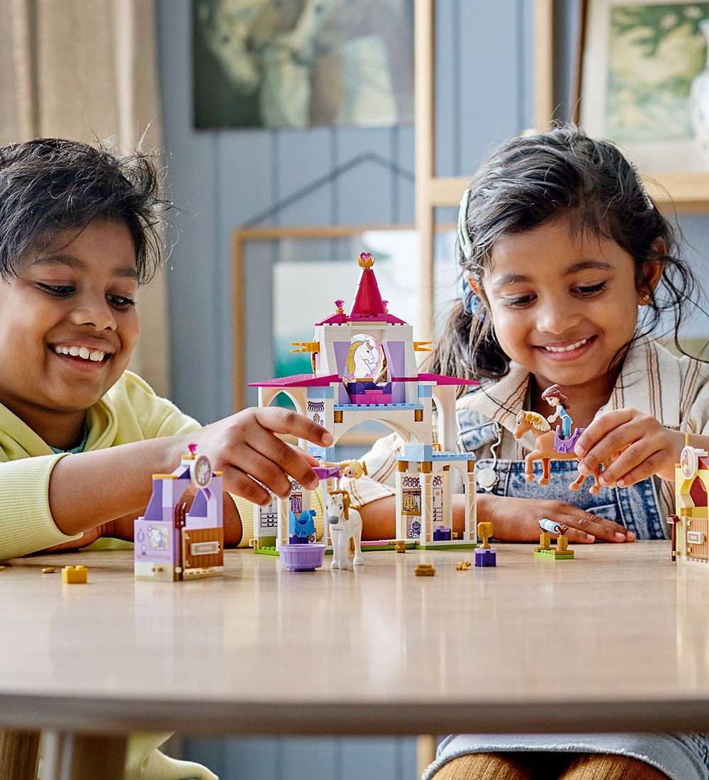 LEGO® Disney Princess - Belle og Rapunzels Kongelige Stalde 4319