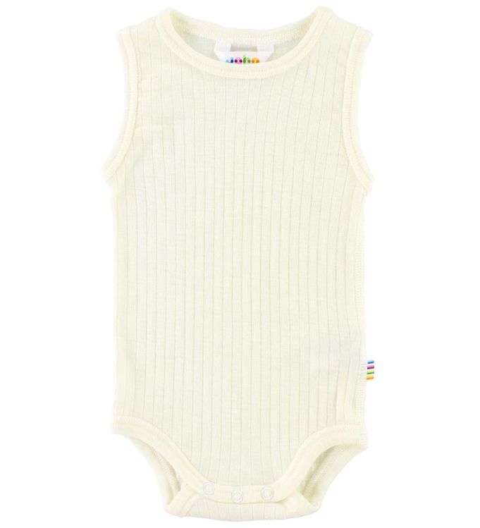 Giv dit barn den bedste komfort med Joha Body - Uld - U/Æ - Creme. Denne body kombinerer blød og varm uld med et minimalistisk design, perfekt til de kolde måneder. Ulden sikrer naturlig temperaturregulering, så dit barn altid er godt tilpas, mens den bløde kvalitet forhindrer irritation på huden. Den praktiske U-udskæring gør påklædningen let, så du hurtigt kan klæde dit barn på uden besvær.

- 100% blød uld for optimal komfort
- Naturlig temperaturregulering
- U-udskæring for nem påklædning
- Minimalistisk og stilrent design
- Velegnet til daglig brug
- Ideel som både inder- og yderlag
