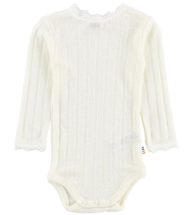 Oplev den bløde og luksuriøse Joha Body i uld/silke, designet til at give dit barn maksimal komfort. Den klassiske L/Æ-model i creme med et smukt hulmønster kombinerer det varme og åndbare fra uld med den bløde følelse fra silke. Ideel til både hverdag og særlige anledninger tilbyder denne body fri bevægelse og en dejlig pasform. Giv dit barn det bedste fra naturen med stil og funktionalitet.

- Fremstillet af 50% uld og 50% silke
- Blødt hulmønster for ekstra charme
- Åndbar og temperaturregulerende
- Behagelig pasform til aktiv leg
- Holdbar og let at vedligeholde
- Perfekt til lag-på-lag på kolde dage