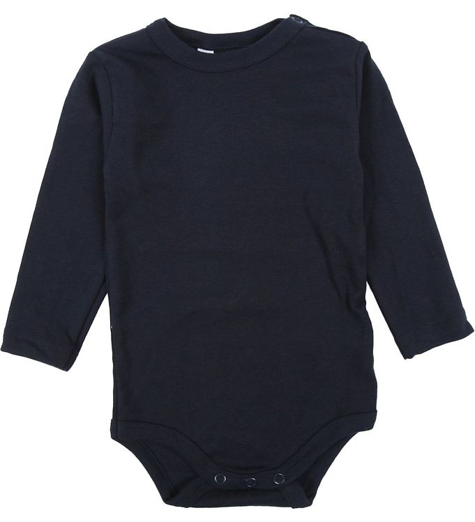 Oplev den perfekte kombination af komfort og stil med Joha Body - L/Æ - Marineblå. Denne uundgåelige basisvare til dit barns garderobe er fremstillet af blødt, åndbart materiale, der sikrer optimal bevægelsesfrihed og komfort hele dagen. Den marineblå farve giver et klassisk og tidløst look, som kan styles på mange måder. Med lange ærmer er den ideel til køligere dage, og den praktiske lukning gør påklædningen enkel og hurtig. Giv dit barn det bedste fra starten.

- Blødt og åndbart materiale
- Lange ærmer til ekstra varme
- Klassisk marineblå farve
- Praktisk lukning for nem påklædning
- Optimal til både hverdag og specielle anledninger
- Komfortabel pasform for maksimal frihed