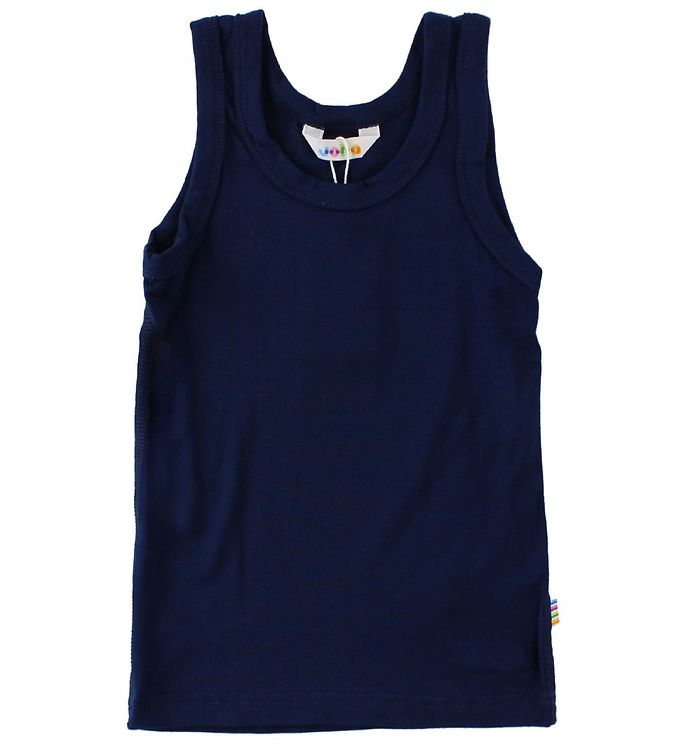 Oplev den ultimative komfort med Joha Undertrøje - Bambus - Navy. Denne undertrøje er fremstillet af blød og åndbar bambusfiber, der sikrer en behagelig pasform hele dagen. Det stilrene navy-design gør den nem at kombinere med enhver garderobe. Bambusmaterialet har naturlige temperaturregulerende egenskaber, hvilket gør det ideelt til både varmt og koldt vejr. Giv dit barn den bedste support med denne bæredygtige og allergivenlige undertrøje.

- Blød og åndbar bambusfiber
- Temperaturregulerende egenskaber
- Elegant navy-design
- Bæredygtigt materiale
- Allergivenlig og sikker for huden
- Ideel til daglig brug året rundt