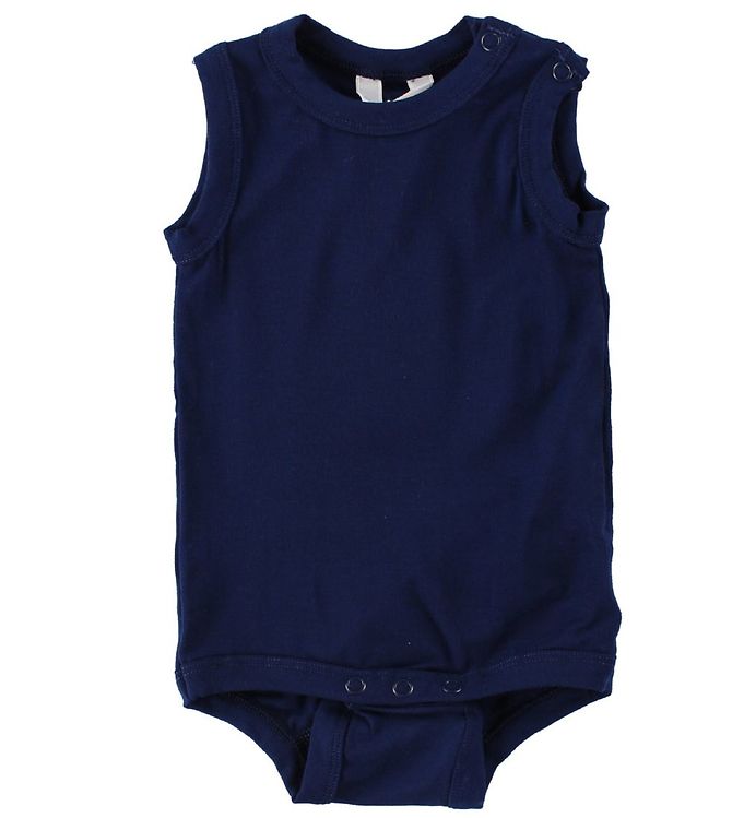 Oplev komfort og stil med Joha Body U/Æ - Bambus - Navy. Denne bløde og åndbare body er designet med fokus på dit barns velvære. Fremstillet af økologiske bambusfibre giver den en blid fornemmelse mod huden og hjælper med at regulere temperaturen. Den elegante navy farve passer perfekt til enhver garderobe, og de praktiske trykknapper gør på- og aftagning nemt. Denne body er ideel til både hverdag og festlige lejligheder.

- Blødt og åndbart bambusmateriale
- Temperaturregulerende egenskaber
- Praktiske trykknapper
- Elegant navy farve
- Strækbart og komfortabelt design
- Økologisk og bæredygtigt valg
