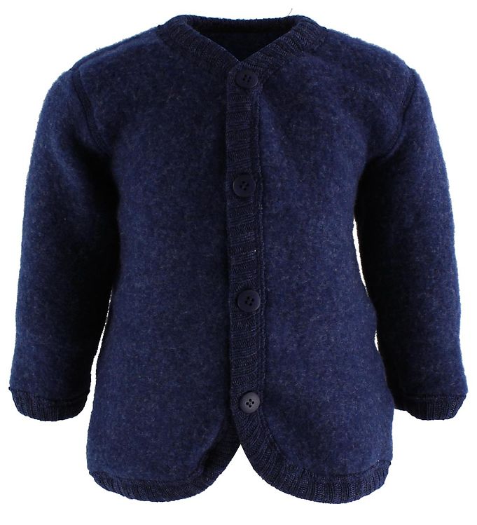 Opdag den perfekte kombination af stil og komfort med Joha Cardigan - Uld - Navy. Denne smukke cardigan er designet med fokus på dit barns velvære og varme. Fremstillet af 100% uld er den både blød og åndbar, hvilket gør den ideel til det skiftende danske vejr. Med sin tidløse navy farve og sit enkle design passer den perfekt til enhver påklædning. Forkæl dit barn med denne elegante cardigan, der er både praktisk og trendy.

- 100% uld for optimal varme
- Åndbar kvalitet, der sikrer komfort
- Tidløst navy design, der passer til alt
- Let at kombinere med øvrigt tøj 
- Maskinvaskbar for nem vedligeholdelse
- Perfekt til både hverdag og særlige anledninger