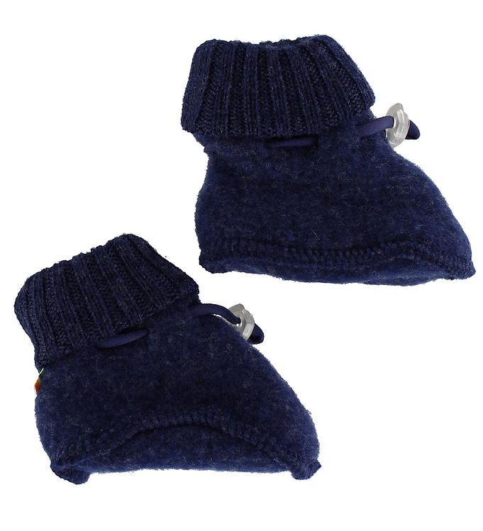 Oplev komfort og stil med Joha Futter i uld - Navy. Disse lækre futter er designet til at holde de små fødder varme og trygge, samtidig med at de giver fri bevægelse. Lavet af blødt, åndbart uldmateriale er de både slidstærke og behagelige mod huden. Det elegante navy-design gør dem lette at kombinere med enhver påklædning. Ideelle til både indendørs leg og udendørs eventyr er Joha Futter den perfekte tilføjelse til dit barns garderobe.

- 100% naturlig uld for optimal varme
- Blødt og behageligt mod huden
- Slidstærk og langtidsholdbar
- Elegant navy farve til enhver lejlighed
- Giver fri bevægelse og komfort
- Perfekte til både inde- og udeliv